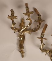 Paire d’appliques à trois bras de lumière de style rocaille … (photo 3)