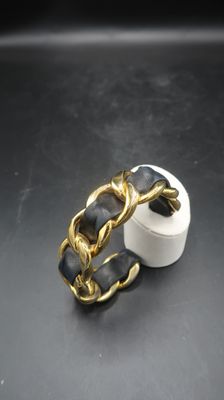 bague à maillons plaquée or avec un bracelet en cuir noir