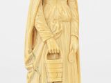 une figurine en ivoire sculpté représentant une femme tenant un panier