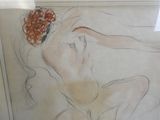 une photo d'un dessin représentant une femme avec une fleur dans les cheveux