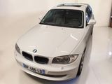 une voiture blanche garée dans un garage