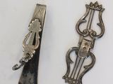 deux objets métalliques posés sur une table
