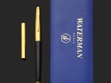 une boîte bleue sur laquelle sont représentés un stylo et un stylo noir