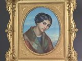 portrait d'une femme dans un cadre doré, portant un châle vert