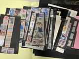 de nombreux types de timbres différents sur une feuille de papier