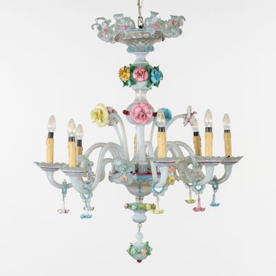 un gros plan d'un lustre orné de bougies et de fleurs