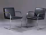 paire de fauteuils en cuir noir et chrome, avec accoudoirs et pieds