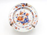 une assiette ornée d'un motif floral sur une surface blanche