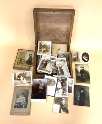 une boîte en bois remplie de vieilles photos de personnes