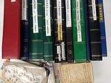 beaucoup de livres qui traînent sur une étagère
