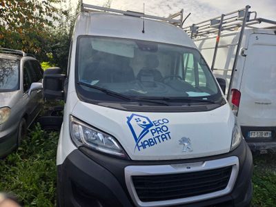 une camionnette blanche garée dans l'herbe