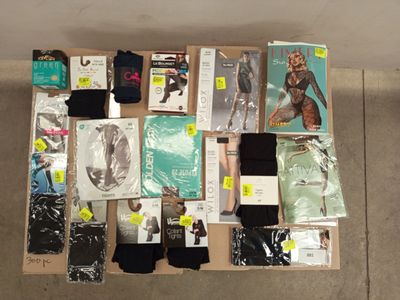 beaucoup d'objets posés sur le sol