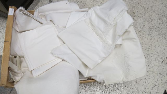 Un lot de draps, nappes 