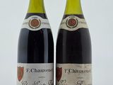 deux bouteilles de vin posées l'une à côté de l'autre sur une table