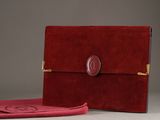 étui en cuir avec un tissu rouge d'un côté et un tissu rouge de l'autre côté