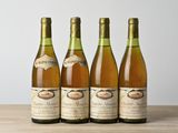 trois bouteilles de vin posées sur une table en bois