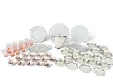 de nombreux types de plats et de tasses sur la table