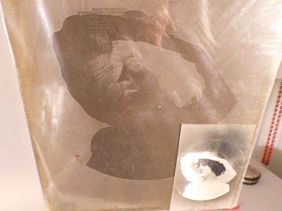Deux grandes plaques négatives en verre figurant une femme a…