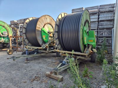 beaucoup de tuyaux posés par terre