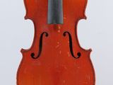 un vieux violon avec un archet accroché à son dos