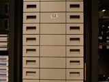 un rack contenant de nombreux types d'ordinateurs différents