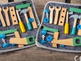 deux valises contenant divers outils, posées sur une table
