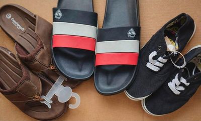 trois paires de sandales et une paire de pantoufles posées sur une table