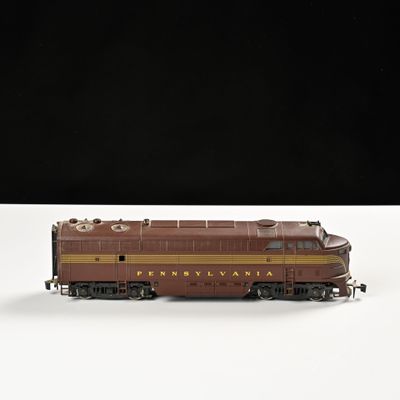 un petit train posé sur une surface blanche