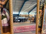 un grand miroir sur lequel est représentée une femme