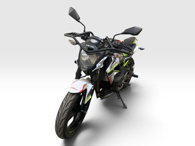 un gros plan d'une moto garée sur une surface blanche