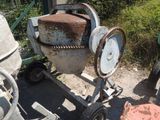 une bétonnière garée sur le bord de la route