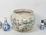 trois vases posés l'un à côté de l'autre sur une table