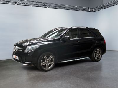 La Mercedes GLE est garée dans le garage, les roues au sol.