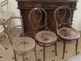 trois chaises et une armoire dans une pièce