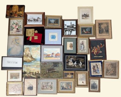 beaucoup de photos encadrées sur le mur de cette pièce