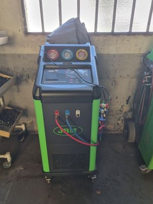 une machine qui se trouve dans un garage