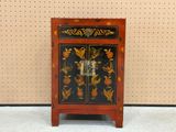 une petite armoire ornée d'un motif floral