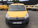 une camionnette jaune garée dans un parking