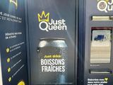 deux distributeurs automatiques situés au bord de la rue