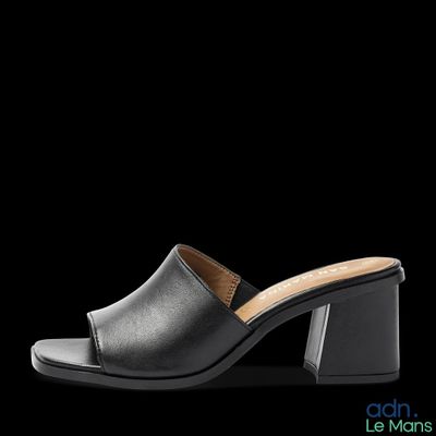 une paire de chaussures Muler en cuir noir, dotées d'un talon carré et d'un talon en bois