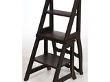 une image représentant un tabouret en bois sur fond blanc