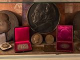 une vitrine en verre contenant des médailles et d'autres objets