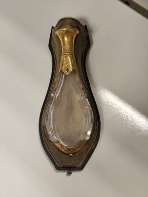une ampoule fixée au mur de la salle de bains