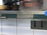 de nombreuses casseroles et poêles sur l'étagère de la cuisine