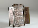 une assiette en argent sur laquelle est représenté un homme et une femme