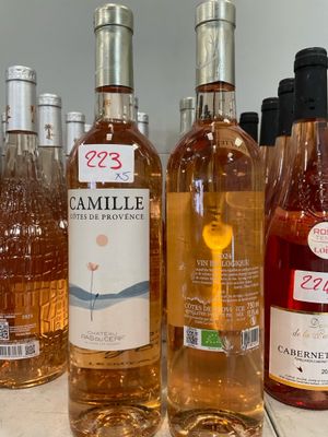 plusieurs bouteilles de vin sont alignées sur un comptoir