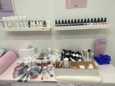 Stock de vernis semi permanents et non semi-permanents. - Photo 1