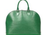 un sac Louis Vuitton vert sur fond blanc