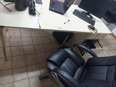 un bureau avec une chaise et un ordinateur dessus