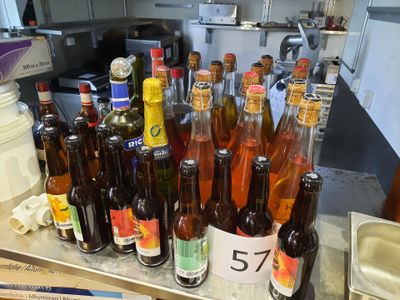 de nombreuses bouteilles d'alcool posées sur le plan de travail d'une cuisine